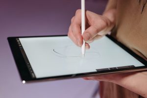 someone drawing on an ipad pros with an apple pencil thinking are ipad pros good for drawing