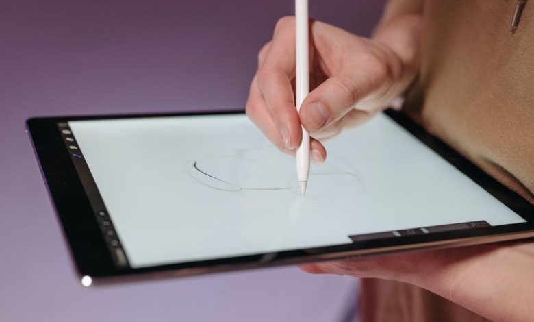 someone drawing on an ipad pros with an apple pencil thinking are ipad pros good for drawing